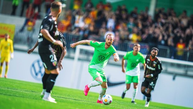 Maximilian Arnold vom VfL Wolfsburg läuft mit dem Ball an. 