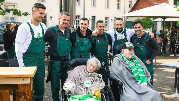 Gruppenfoto mit VfL Spielerinnen und Spielern nach getaner Arbeit am "Wir-für euch"-Tag.