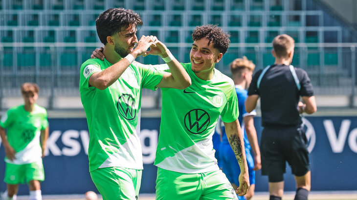 Zwei Spieler der U19-Mannschaft des VfL Wolfsburg jubeln nach einem Tor im Pokalfinale.