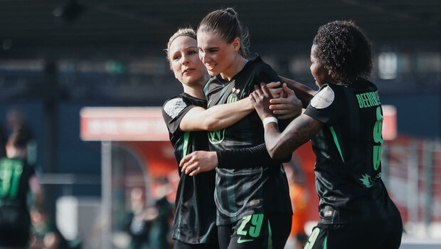 Die VfL-Wolfsburg-Spielerinnen jubeln zusammen.