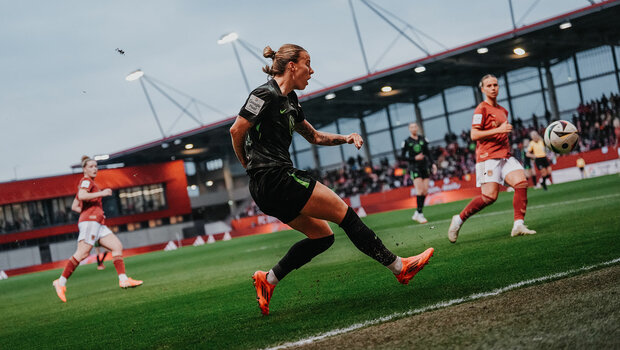 VfL-Wolfsburg-Spielerin Lynn Wilms schießt den Ball.