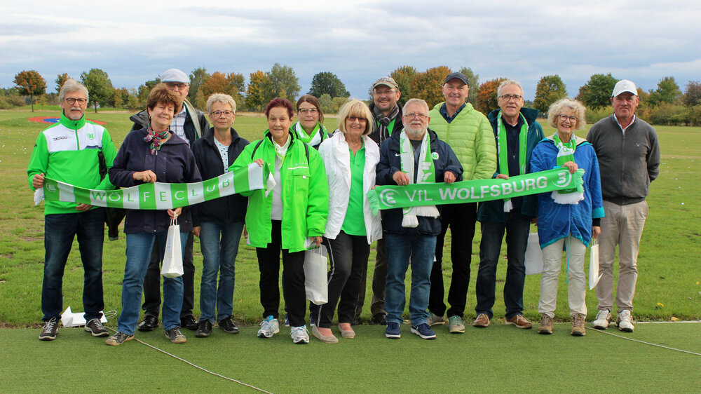 Gruppenbild des VfL Wolfsburg-WölfeClub auf dem Golfgelände in Bokensdorf.