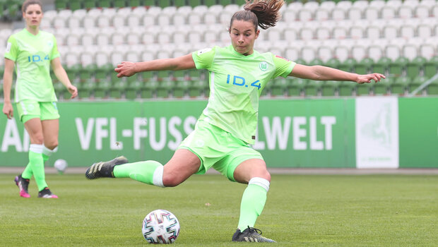 VfL Wolfsburgerin Lena Oberdorf schießt fokussiert den Ball weg.