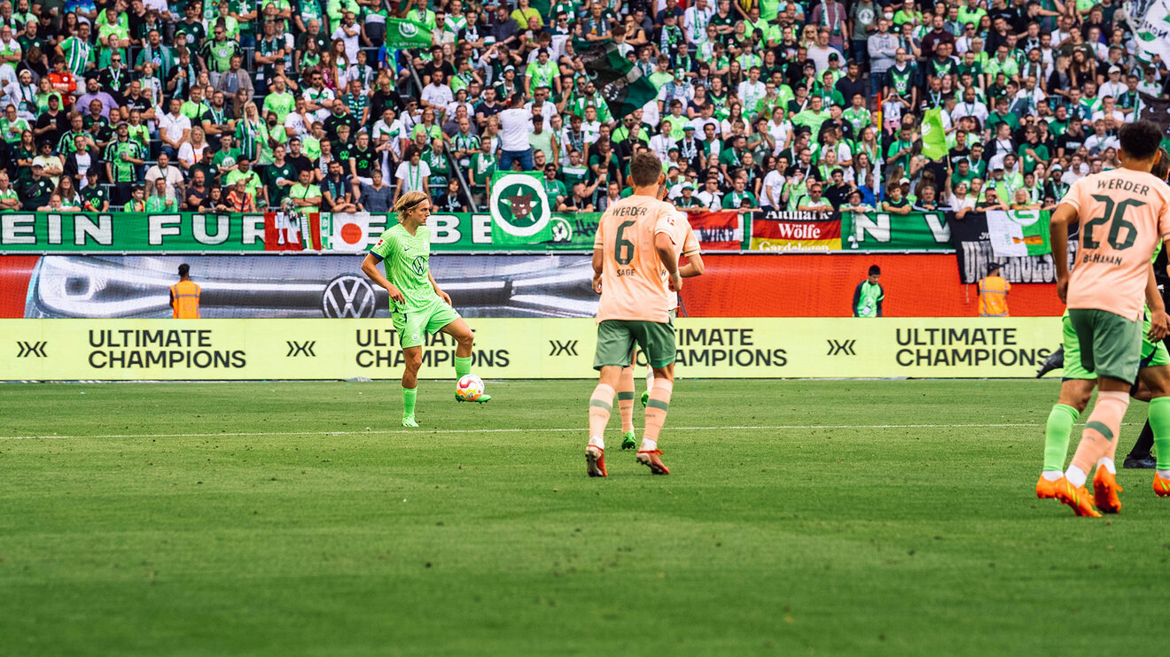 Sponsoringbande mit Ultimate Champions Logo während eines Spiels des VfL Wolfsburg.