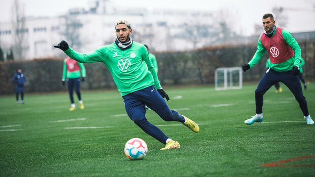 Der VfL Wolfsburg-Spieler Omar Marmoush am Ball.