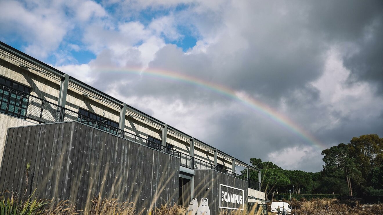 Ein Regenbogen liegt über dem Campus des VfL-Wolfsburg.