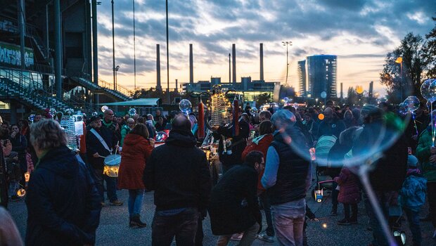 VfL Wolfsburg Laternenumzug vor der Volkswagen Arena.