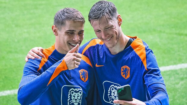 Die beiden ehemaligen VfL-Wolfsburg-Spieler Micky van de Ven und Wout Weghorst machen ein gemeinsames Selfie. Dabei lächeln beide.