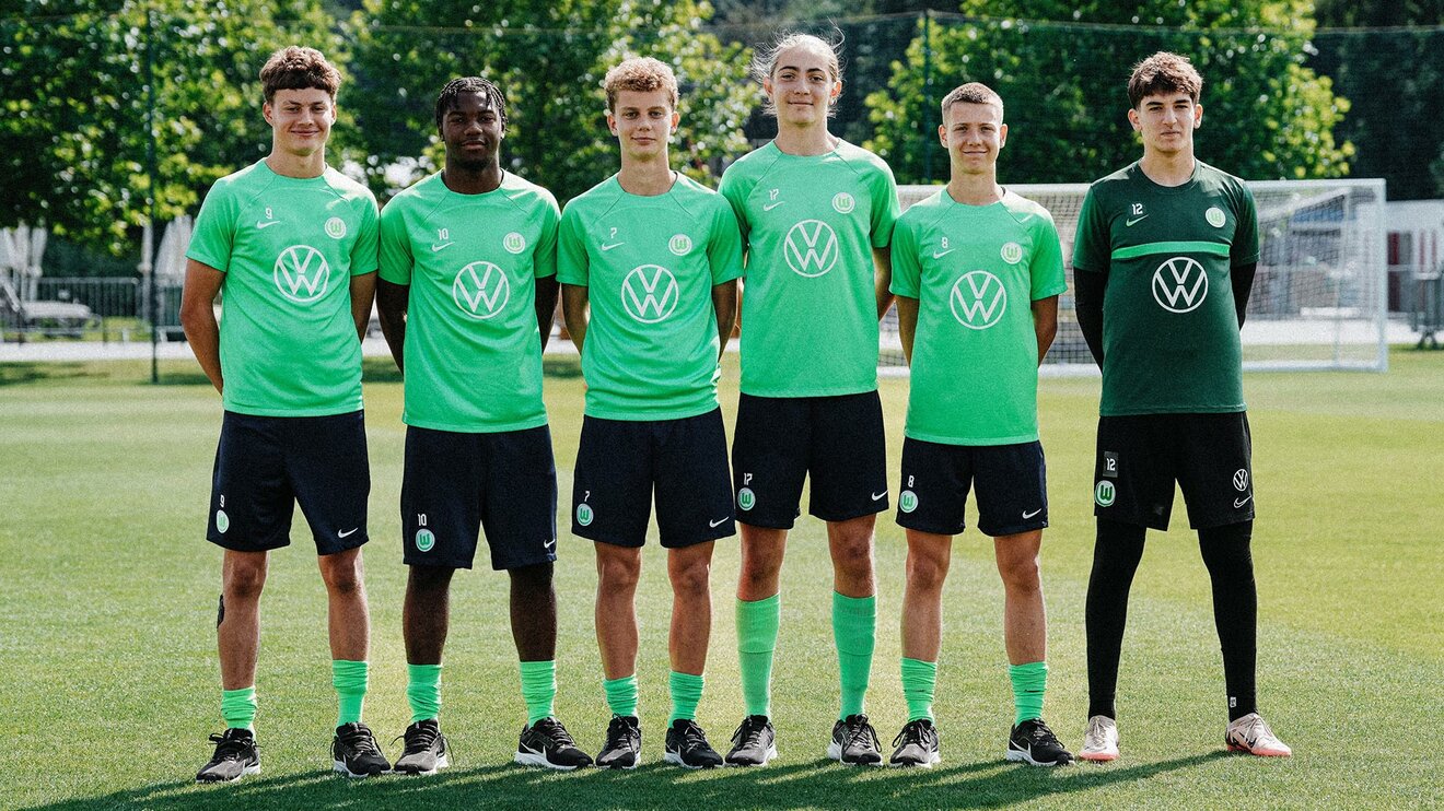 Ein Gruppenbild der Neuzugänge der VfL-Wolfsburg-Akademie.