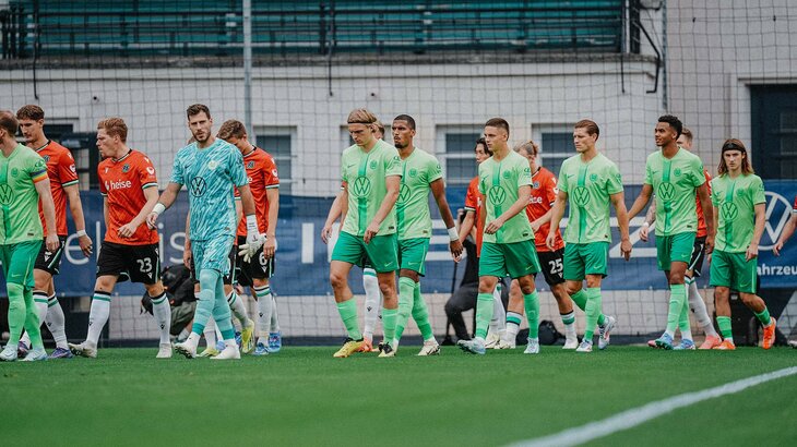 Das Team des VfL Wolfsburg läuft gemeinsam in das Stadion ein.