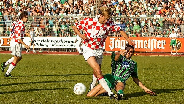 Ein Spieler des VfL Wolfsburg im Zweikampf.