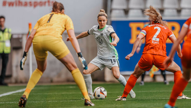 Die VfL-Wolfsburg-Spielerin Svenja Huth spielt den Ball im Strafraum.