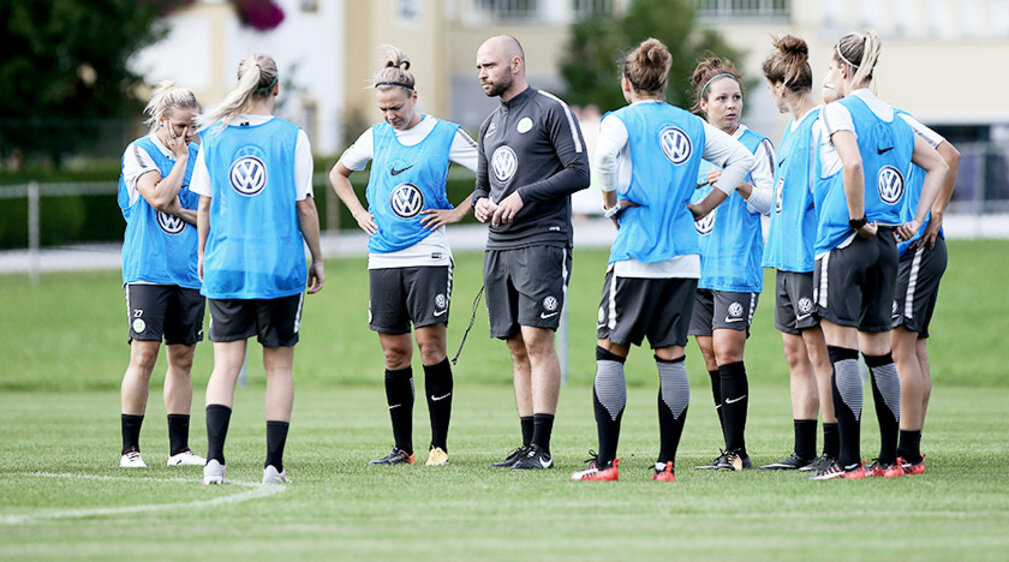 Stephan Lerch steht mit seiner Frauenmannschaft auf dem Platz. 