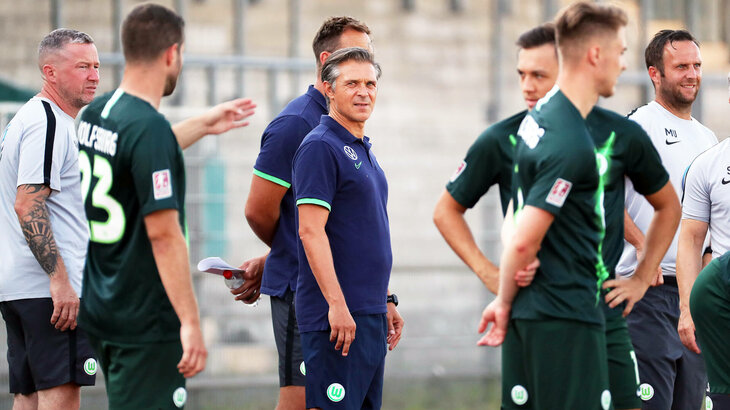 U23-Trainer Henning Bürger im Gespräch mit seinen Spielern. 