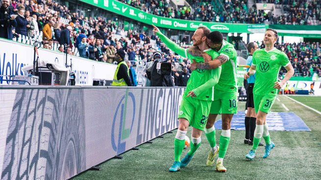 Endlich wieder ein Treffer, Urzeitwolf Max Arnold rennt jubelnd auf die Fans zu und wird von Lukas Nmecha jubelnd umarmt.