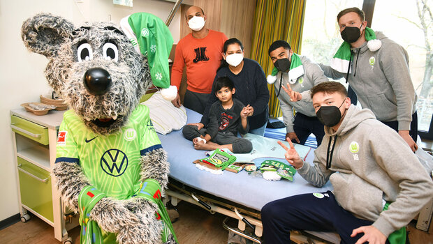 Die VfL Wolfsburg Spieler mit Wölfi im Krankenhaus Wolfsburg.