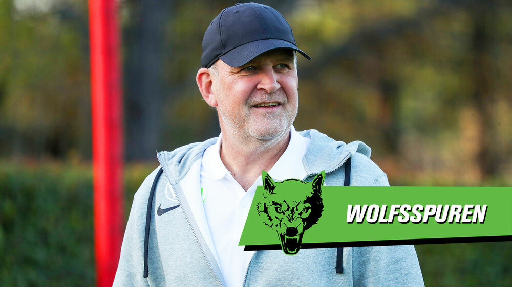 VfL Wolfsburg's ehemaliger Geschäftsführer Jörg Schmadtke lächelt mit Baseball Cap in die Kamera.