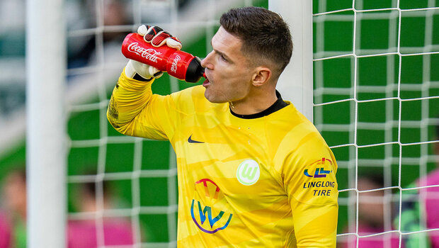 Der VfL Wolfsburg-Torwart Pavao Pervan trinkt aus seiner Flasche.