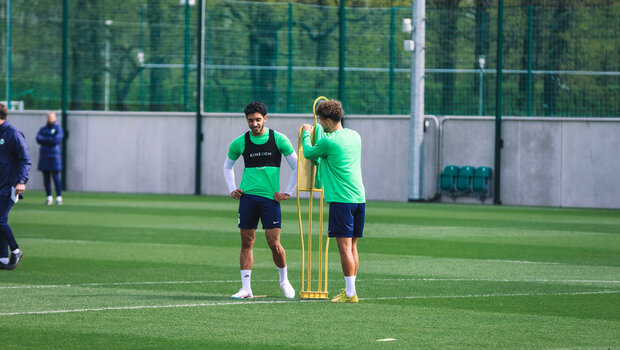 Die VfL-Wolfsburg-Spieler Marmoush und Waldschmidt auf dem Trainingsplatz.