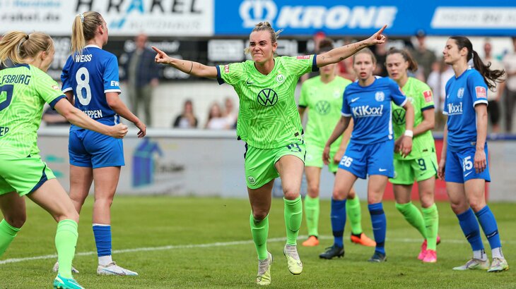 Jill Roord vom VfL Wolfsburg rennt jubelnd mit ausgestreckten Händen nach ihren Treffer.
