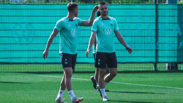 Die VfL-Wolfsburg-Spieler Gerhardt und Svanberg laufen auf dem Trainingsplatz.