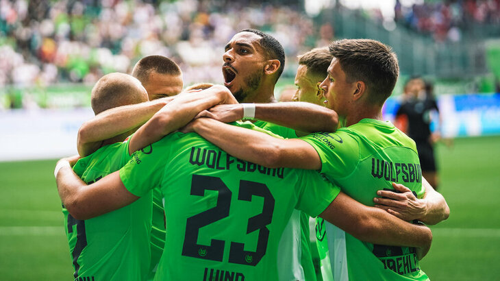 Die Spieler des VfL Wolfsburg bejubeln gemeinsam ihren Treffer.