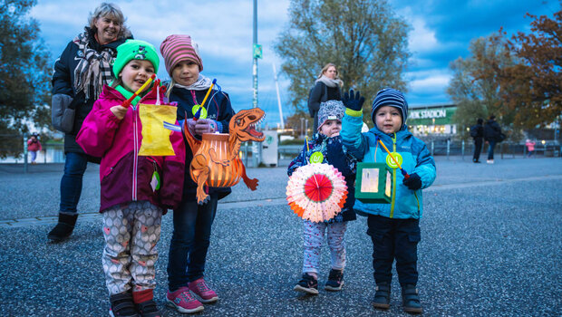 Begeisterte Kinder beim Laternenumzug vor der Arena.