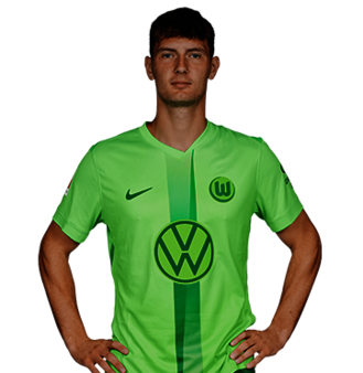 Der VfL Wolfsburg Spieler Bartosz Bialek posiert mit den Händen in der Hüfte.