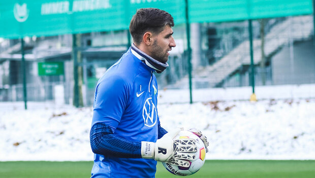 Koen Casteels, Torwart vom VfL Wolfsburg, hält einen Ball in der Hand.