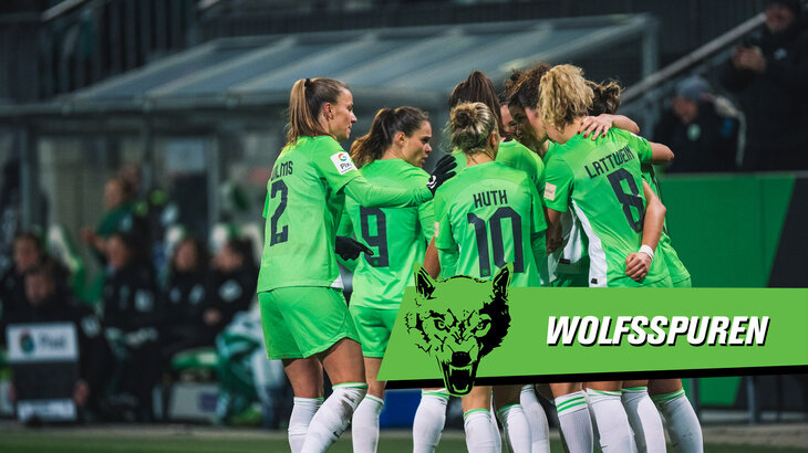 Die Frauen des VfL Wolfsburg stehen Arm in Arm auf dem Platz, davor befindet sich eine grüne Grafik mit einem Wolf und der Aufschrift "Wolfsspuren".