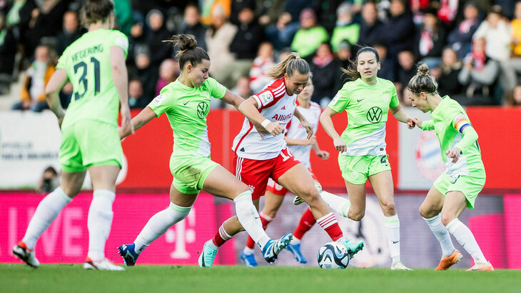 Lena Oberdorf von den VfL Wolfsburg Frauen versucht, an den Ball zu gelangen.