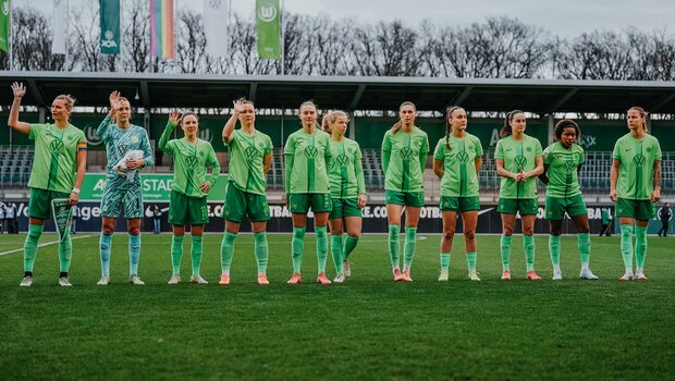 Die Frauen des VfL Wolfsburg stehen in einer Reihe.