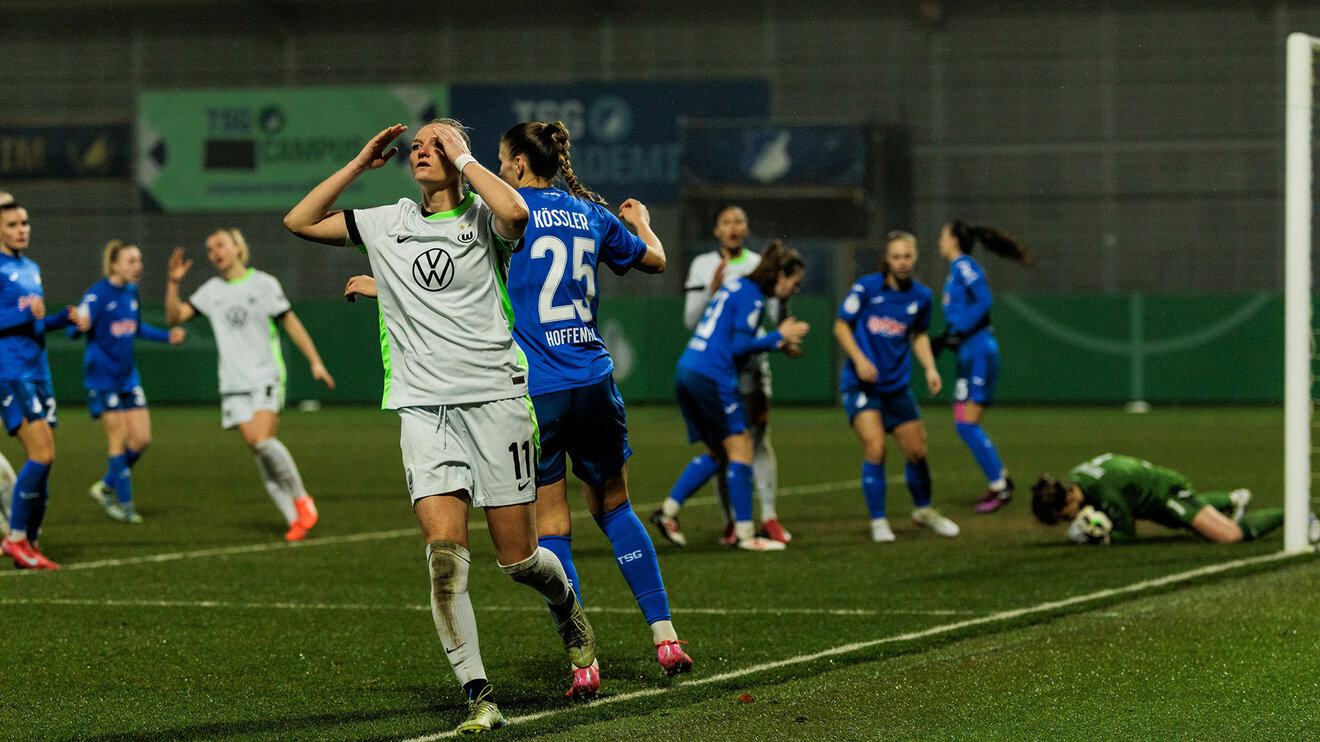 Alexandra Popp vom VfL-Wolfsburg schlägt nach verpasster Chance frustriert die Hände über dem Kopf zusammen. Im Hintergrund ist noch zu sehen wie der Ball vom Torwart der TSG gehalten wird. 