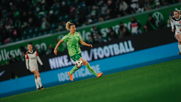 Die VfL-Wolfsburg-Spielerin Lena Lattwein läuft mit dem Ball.