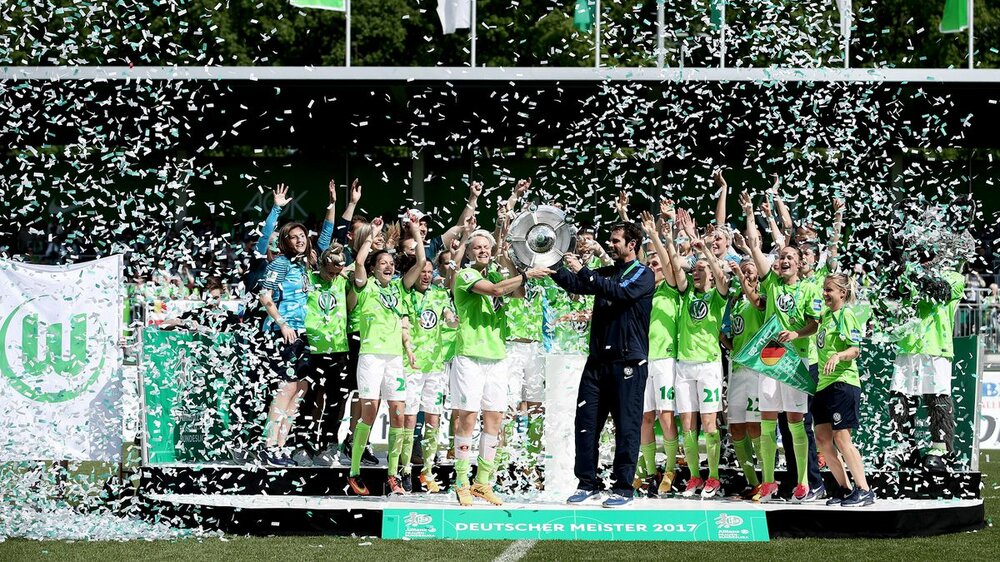 Die Frauen des VfL Wolfsburg bejubeln die Meisterschaft. Nilla Fischer und Ralf Kellermann heben die Meisterschale hoch.