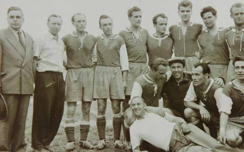 Mannschaftsfoto des VfL-Wolfsburg von 1954.