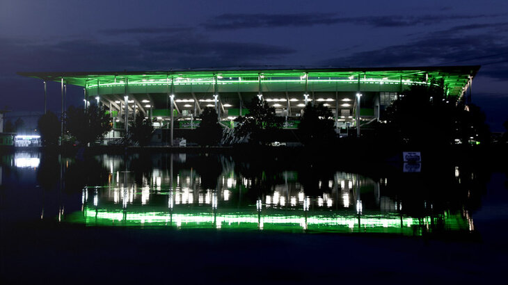 Außenansicht der Volkswagen Arena mit dem beleuchteten Dachring. 
