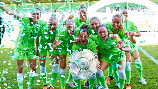 Jubel der VfL Wolfsburg Frauen mit der Meisterschale im Konfettiregen.