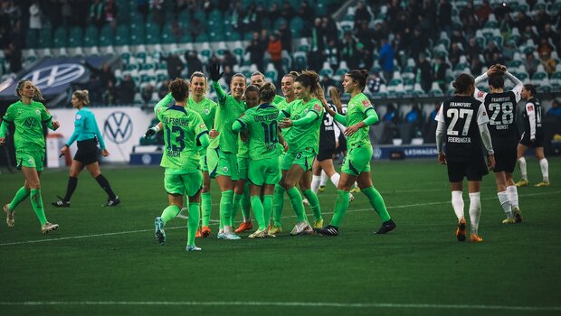 Die VfL Wolfsburg-Spielerinnen jubeln nach einem Tor.