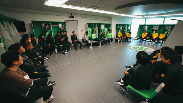 Die chinesische U16 sitzt in der Kabine vom VfL Wolfsburg.