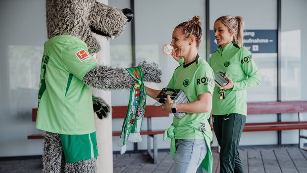 VfL-Spielerinnen Kathy Hendrich und Svenja Huth mit Wölfi.