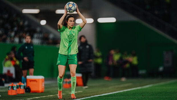 DIe VfL-Wolfsburg-Spielerin Caitlin Dijkstra mit einem Ball in der Hand.