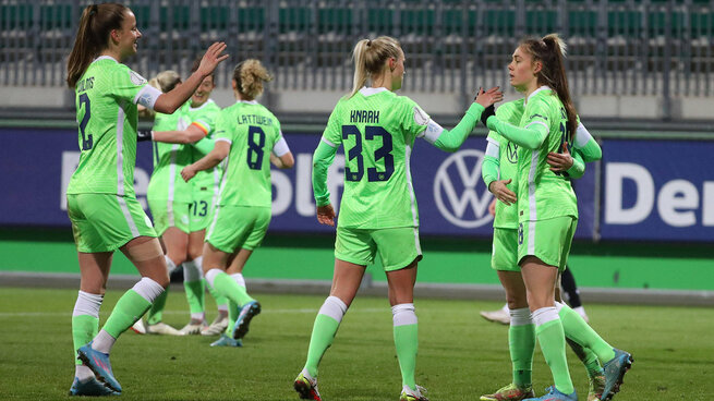 Die Wölfinnen um Knaak umarmen sich auf dem Platz und jubeln im Spiel des VfL Wolfsburg gegen FC Sand.