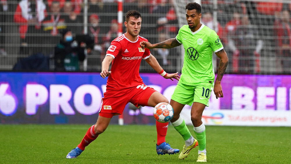 VfL Wolfsburg Spieler Lukas Nmecha im Duell um den Ball.