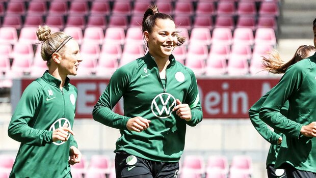 Die VfL Wolfsburg Spielerinnen Lena Oberdorf und Svenja Huth beim Training der Wölfinnen.