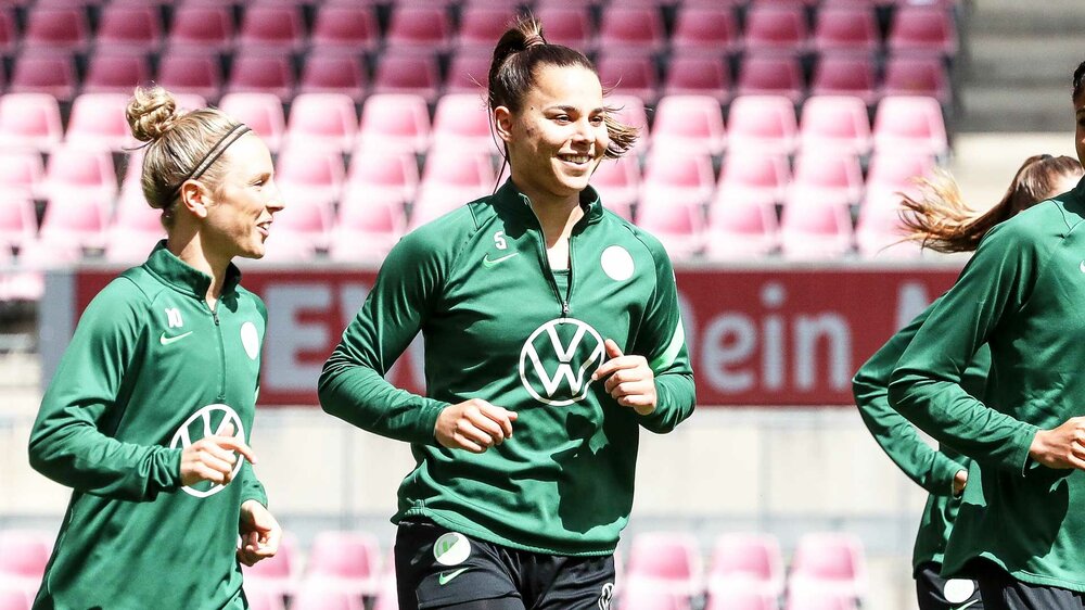 Die VfL Wolfsburg Spielerinnen Lena Oberdorf und Svenja Huth beim Training der Wölfinnen.