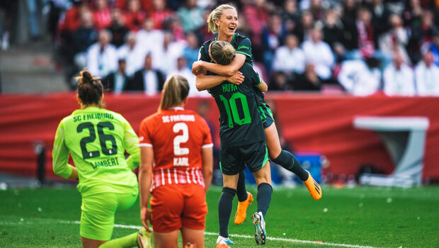 Die VfL-Wolfsburg-Spielerinnen Rebecka Blomqvist und Svenja Huth jubeln nach einem Tor.