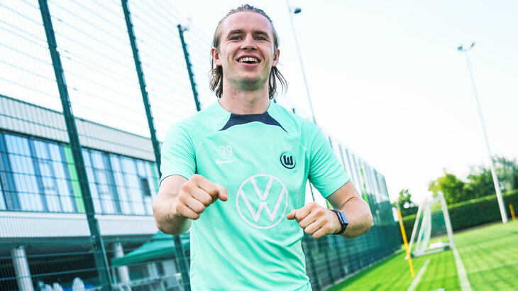 VfL-Wolfsburg-Spieler Patrick Wimmer lacht in die Kamera.