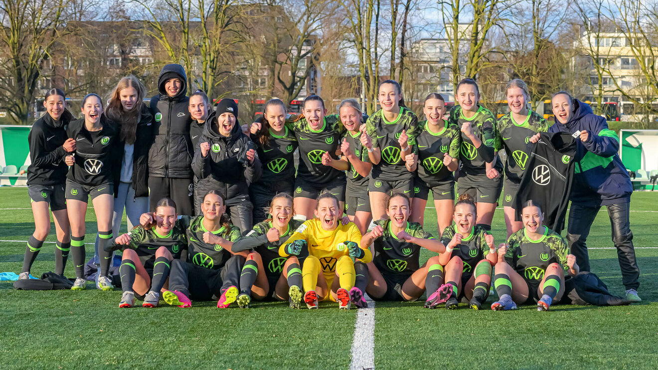 Die U17 Juniorinnen des VfL Wolfsburg posieren für ein Mannschaftsfoto.