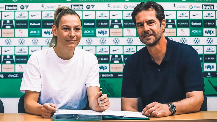 VfL-Wolfsburg-Spielerin Sarai Linder unterschreibt ihren Vertrag. Neben ihr sitzt Direktor Frauenfußball Ralf Kellermann.